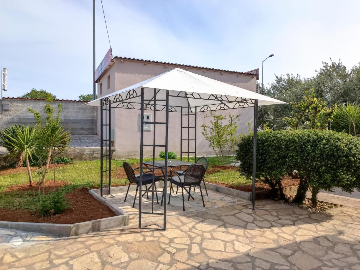 Pool House Luka Apartment Zadar Ngoại thất bức ảnh